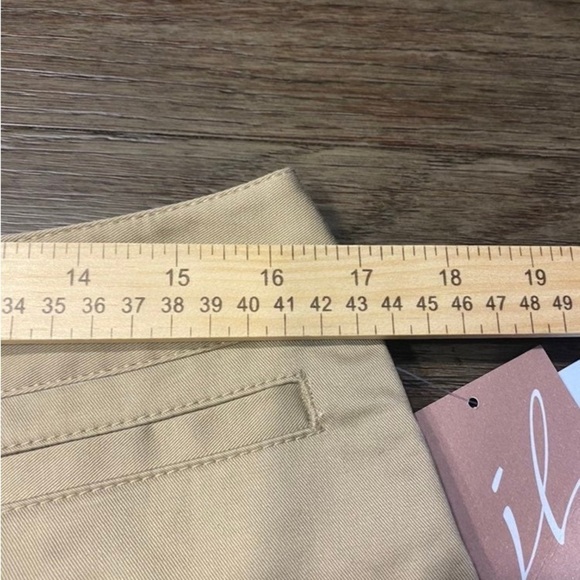 JH COLLECTIBLES Size 12 Stretch
Khaki Beige Two-Pocket Crop
Capris Pants uniform - Picture 6 of 10